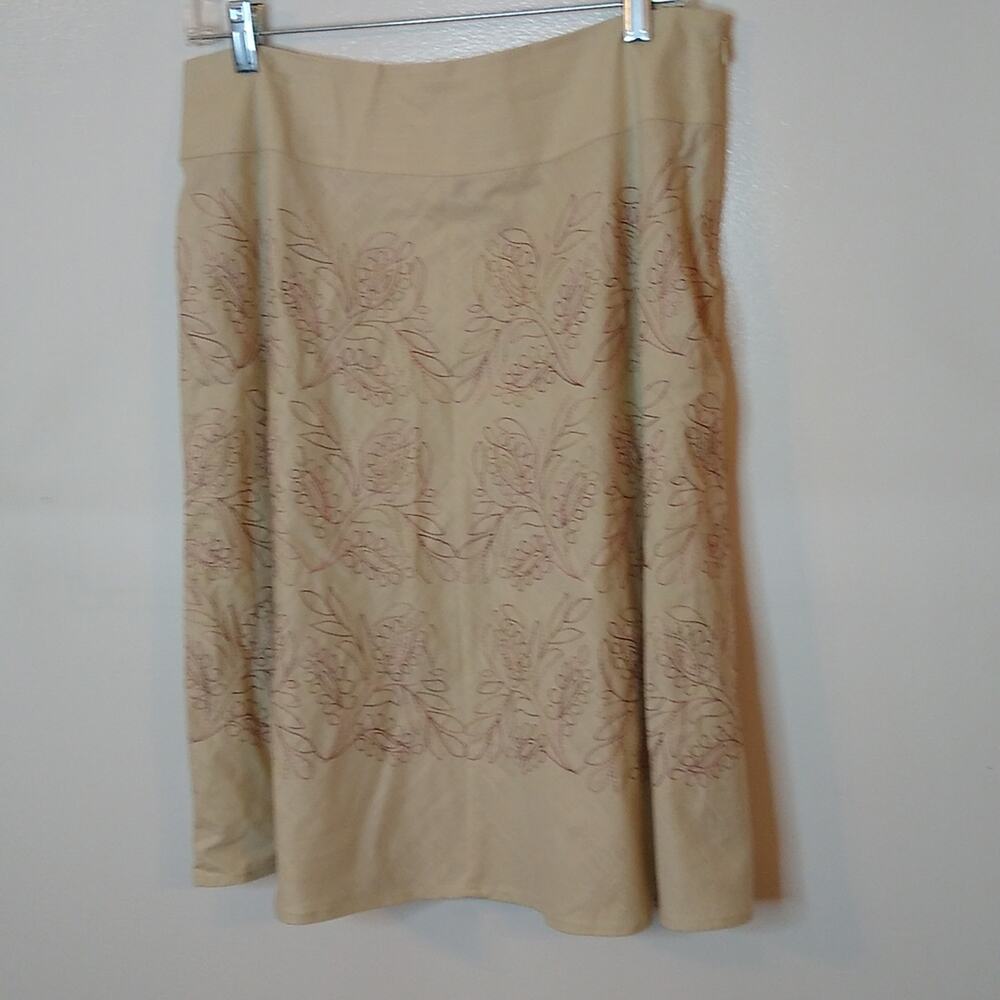 Axcess women's size 8 tan and burgundy embroidered floral lined skirt.